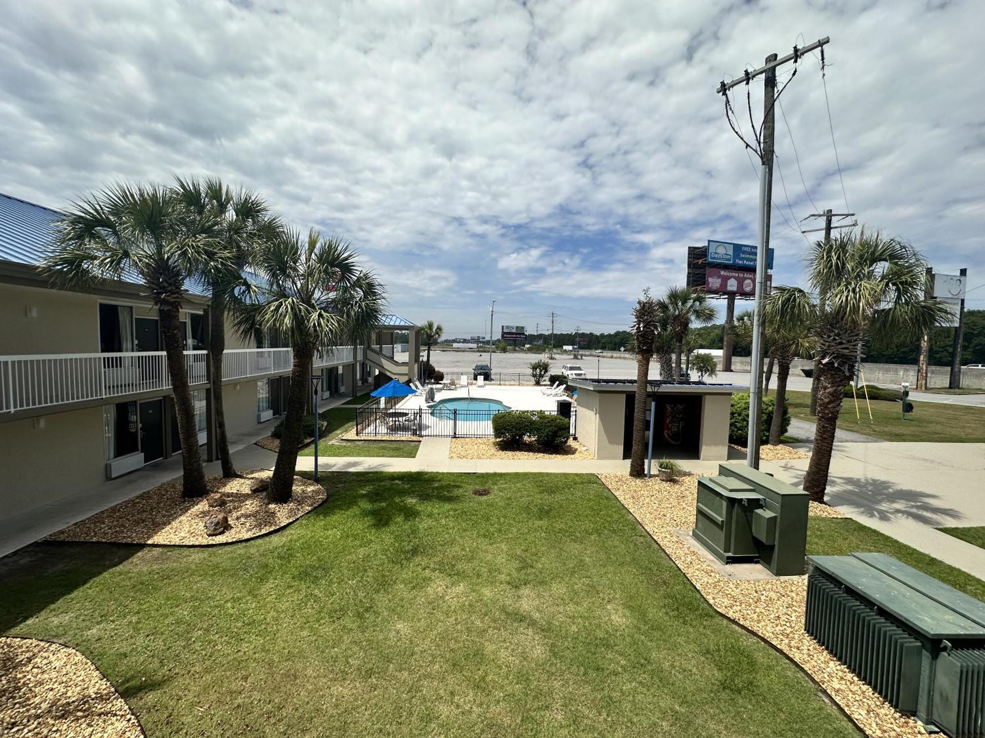 Days Inn By Wyndham Adel I-75 Bagian luar foto