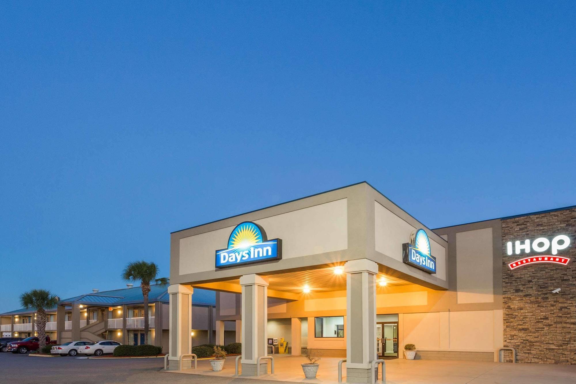 Days Inn By Wyndham Adel I-75 Bagian luar foto